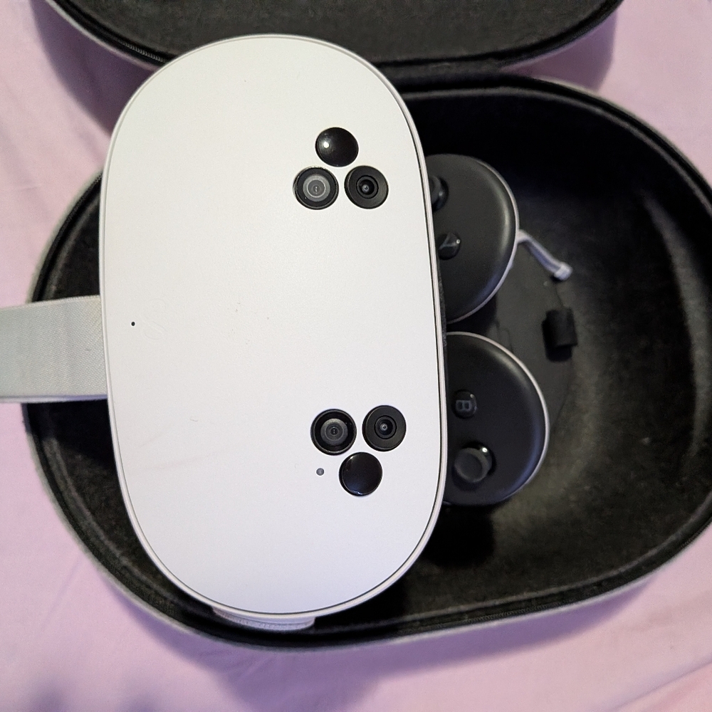 White Metaquest 3 VR Headset with Controllers